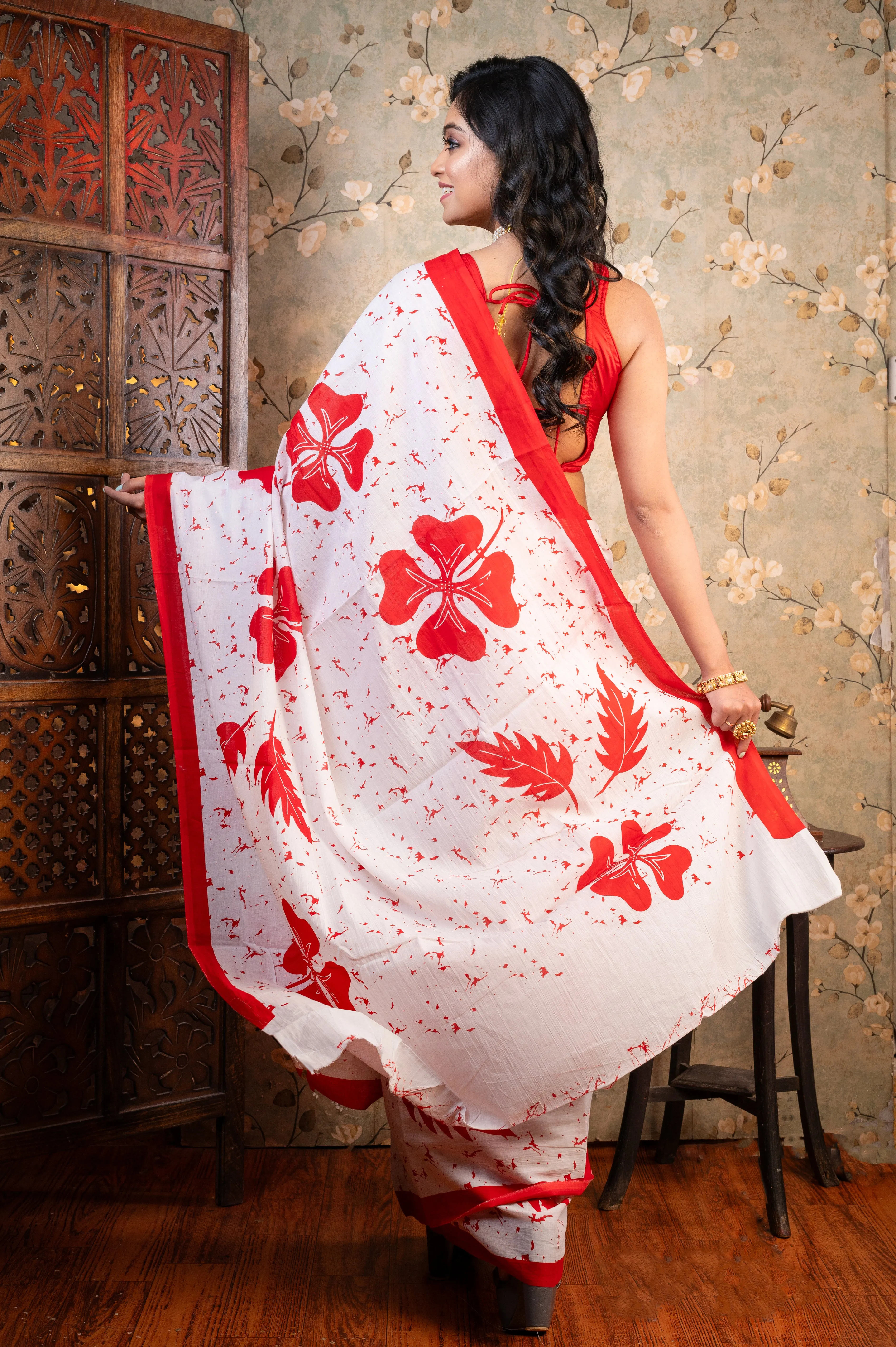 Women Off-White Pure Bagru Malmal Cotton Saree With Red Flower Print